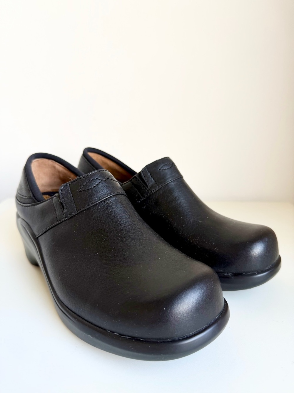 Like New 7.5 ARIAT Clogs Platform Leather